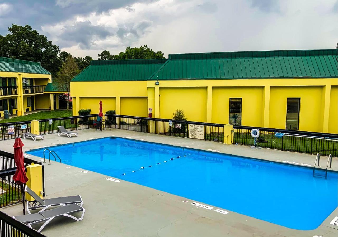 Red Carpet Inn Kinston Bagian luar foto